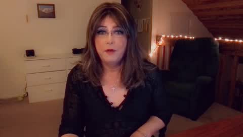 Snapshot of luvs2bbritney chatting on 03-09-25, 01:56 Britney online show from 03-09-25, 01:56