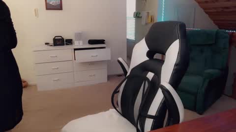 Snapshot of luvs2bbritney chatting on 09-08-25, 06:40 Britney online show from 09-08-25, 06:40