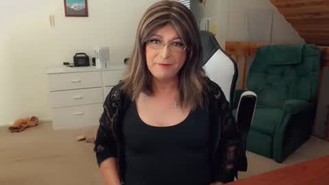 Snapshot of luvs2bbritney chatting on 09-11-25, 06:19 Britney online show from 09-11-25, 06:19