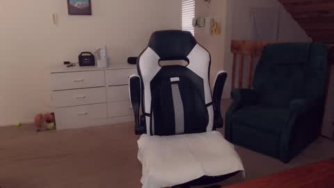 Snapshot of luvs2bbritney chatting on 09-12-25, 04:29 Britney online show from 09-12-25, 04:29