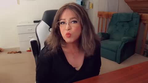 Snapshot of luvs2bbritney chatting on 09-28-25, 07:41 Britney online show from 09-28-25, 07:41