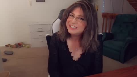 Snapshot of luvs2bbritney chatting on 10-06-25, 07:44 Britney online show from 10-06-25, 07:44