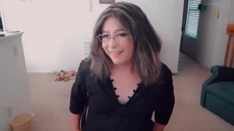 Snapshot of luvs2bbritney chatting on 10-15-25, 05:24 Britney online show from 10-15-25, 05:24