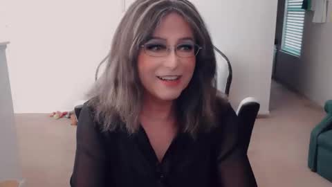 Snapshot of luvs2bbritney chatting on 10-17-25, 05:04 Britney online show from 10-17-25, 05:04