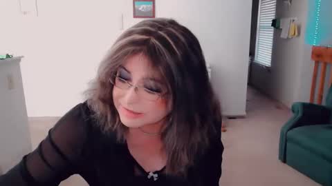 Snapshot of luvs2bbritney chatting on 10-23-25, 07:23 Britney online show from 10-23-25, 07:23