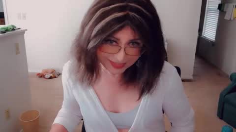 Snapshot of luvs2bbritney chatting on 10-24-25, 06:26 Britney online show from 10-24-25, 06:26