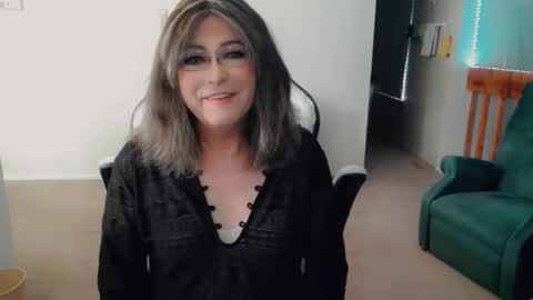 Snapshot of luvs2bbritney chatting on 10-31-25, 05:14 Britney online show from 10-31-25, 05:14