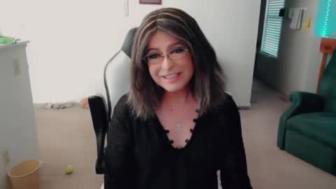 Snapshot of luvs2bbritney chatting on 11-25-25, 06:30 Britney online show from 11-25-25, 06:30