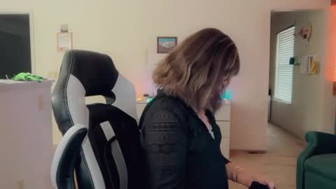 Snapshot of luvs2bbritney chatting on 11-30-25, 06:45 Britney online show from 11-30-25, 06:45