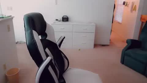 Snapshot of luvs2bbritney chatting on 12-02-25, 07:09 Britney online show from 12-02-25, 07:09