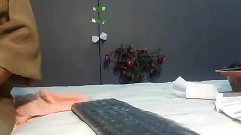 Bee Bee online show from 02-15-26, 03:47