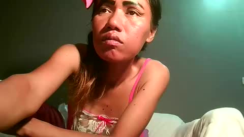 Snapshot of luvu4everxxx chatting on 05-17-26, 03:30 Bee Bee online show from 05-17-26, 03:30