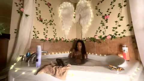 Snapshot of luvvlee chatting on 10-24-25, 08:38 luvvlee online show from 10-24-25, 08:38