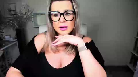 Snapshot of luxxx_diana chatting on 12-14-24, 01:49 Diana online show from 12-14-24, 01:49