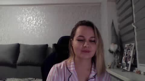 Snapshot of lyeeu25 chatting on 12-13-25, 11:54 Tina online show from 12-13-25, 11:54