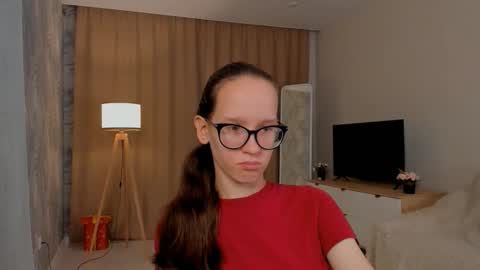 Snapshot of lynettebails chatting on 09-17-25, 04:19 Sara online show from 09-17-25, 04:19