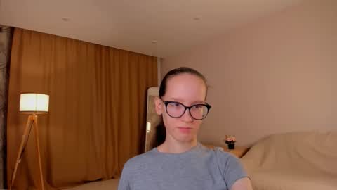 Snapshot of lynettebails chatting on 10-28-25, 04:42 Sara online show from 10-28-25, 04:42