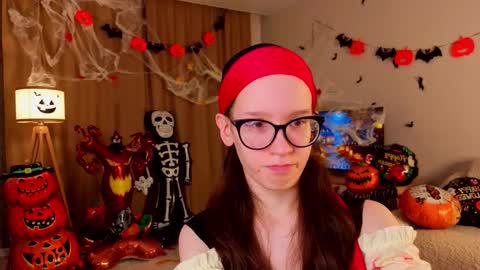 Snapshot of lynettebails chatting on 10-29-25, 04:42 Sara online show from 10-29-25, 04:42