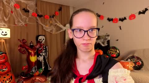 Snapshot of lynettebails chatting on 10-31-25, 04:08 Sara online show from 10-31-25, 04:08