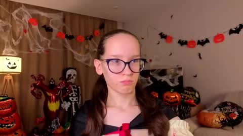 Snapshot of lynettebails chatting on 11-01-25, 04:09 Sara online show from 11-01-25, 04:09