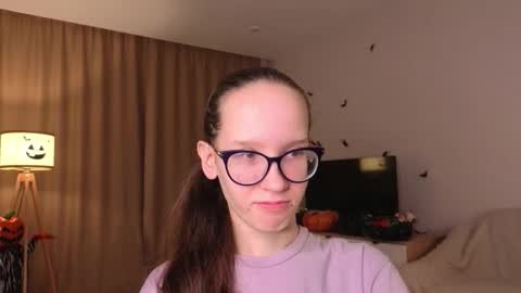 Snapshot of lynettebails chatting on 11-12-25, 04:18 Sara online show from 11-12-25, 04:18