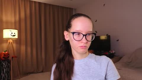 Snapshot of lynettebails chatting on 11-16-25, 04:12 Sara online show from 11-16-25, 04:12