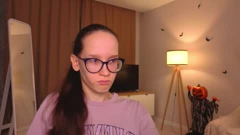 Snapshot of lynettebails chatting on 11-24-25, 04:07 Sara online show from 11-24-25, 04:07