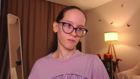 Snapshot of lynettebails chatting on 11-29-25, 04:43 Sara online show from 11-29-25, 04:43