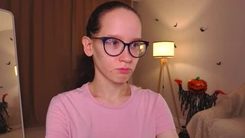 Snapshot of lynettebails chatting on 11-30-25, 04:11 Sara online show from 11-30-25, 04:11