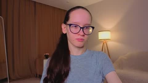 Snapshot of lynettebails chatting on 12-17-25, 04:13 Sara online show from 12-17-25, 04:13