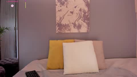 lynnsam_ online show from 10-24-25, 11:23