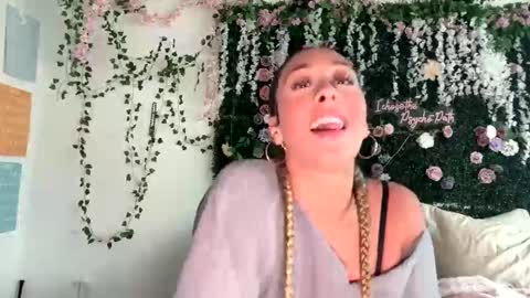 Snapshot of lyracovee chatting on 06-03-26, 01:19 Lyra online show from 06-03-26, 01:19
