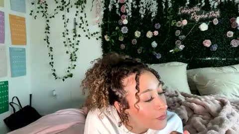 Snapshot of lyracovee chatting on 06-05-26, 12:28 Lyra online show from 06-05-26, 12:28