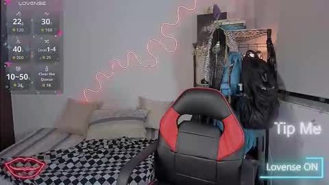 Snapshot of lyric_mirage chatting on 10-28-25, 01:42 Lyric online show from 10-28-25, 01:42