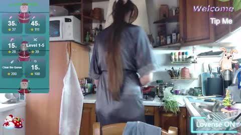 Snapshot of m00n8kiki chatting on 12-17-25, 06:52 Ksu online show from 12-17-25, 06:52