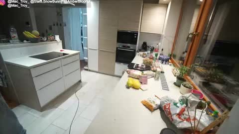 Snapshot of mac_troy chatting on 12-21-25, 03:52 Mac Troy online show from 12-21-25, 03:52