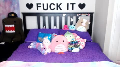 Mackenzie Wolfe online show from 10-27-25, 03:21