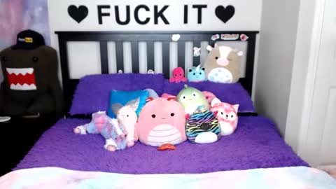 Mackenzie Wolfe online show from 11-25-25, 04:12