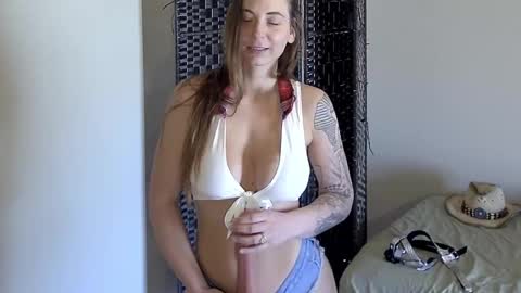 Snapshot of madam_edgewood chatting on 09-29-25, 09:19 Madam Edgewood online show from 09-29-25, 09:19