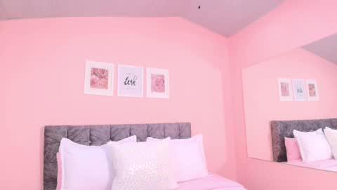 Snapshot of maddie_beauty chatting on 09-18-25, 09:06 Maddie online show from 09-18-25, 09:06