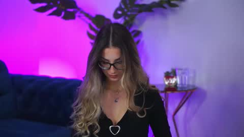 Snapshot of maddiebryggs chatting on 11-18-25, 10:09 Maddie online show from 11-18-25, 10:09