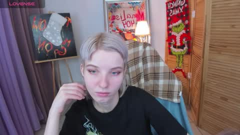 Snapshot of madelaines chatting on 01-06-26, 10:19 madelaines online show from 01-06-26, 10:19