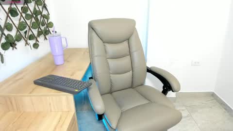 Madeleine  online show from 04-25-26, 12:46