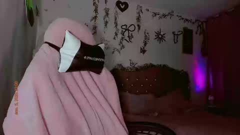 Snapshot of madison_x17 chatting on 01-06-25, 04:04 madso x17 online show from 01-06-25, 04:04