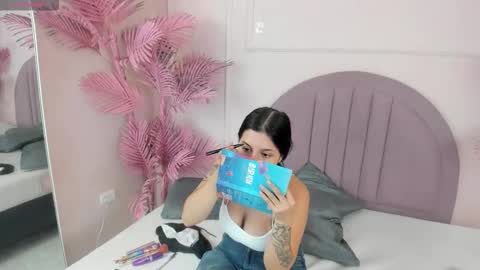Snapshot of madyscarlett chatting on 10-19-25, 11:44 madyscarlett online show from 10-19-25, 11:44