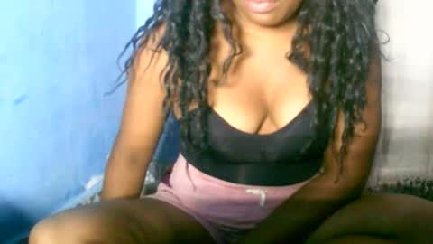Snapshot of maelahlove chatting on 11-18-25, 12:20 MaelahLove online show from 11-18-25, 12:20