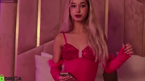 Snapshot of maevedream chatting on 11-14-25, 07:23 M. online show from 11-14-25, 07:23