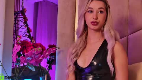 Snapshot of maevedream chatting on 11-26-25, 07:37 M. online show from 11-26-25, 07:37