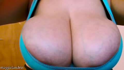 Snapshot of maggielandrin chatting on 06-25-26, 05:12 Maggie online show from 06-25-26, 05:12