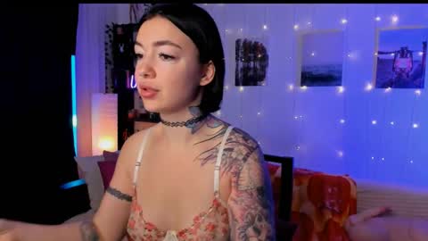 Snapshot of magic_alie chatting on 12-18-25, 07:25 Magic Allie online show from 12-18-25, 07:25